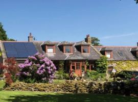 Serene Countryside Home with Manicured Gardens, hotel a Stonehaven