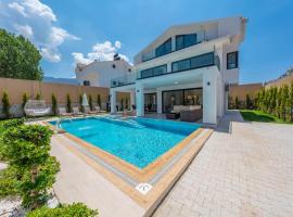 Luxury 4-Bed Villa with private pool and Jacuzzi, hotel en Ovacık