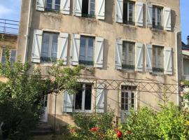 Grands Gîtes de charme avec jardin, lieu calme et paisible en plein coeur d'Arbois, linge inclu, lits faits à l'arrivée et ménage en fin de séjour, hótel í Arbois