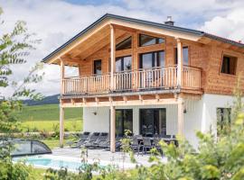 Inzell में Inzell Chalets by S4Y, पूल वाला होटल