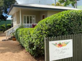 Miss Bullens Cottage, hotel in Yungaburra