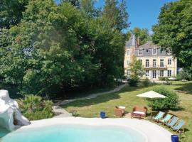 Château de Corcelle - Chambres et table d'hôtes: Châtenoy-le-Royal şehrinde bir havuzlu otel