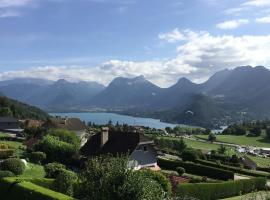 Charmant appartement avec vue lac, hotell sihtkohas Talloires