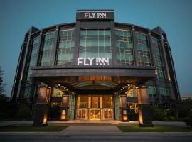 FLY INN BAKU, hotel amb piscina a Baku