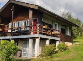 chalet deux chambres au calme, lemmikkystävällinen hotelli kohteessa Saint-Brisson