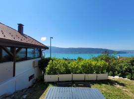 Maisonnette vue panoramique lac d'Annecy – hotel w mieście Veyrier-du-Lac