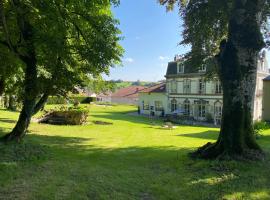 LE CHATEAU DE MONTHUREUX LE SEC, kjæledyrvennlig hotell i Monthureux-le-Sec