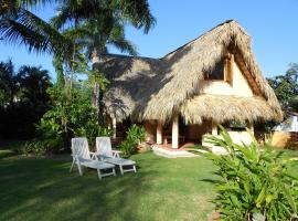 Palm-covered house in the tropical -Casa Oli, hotel a Las Galeras