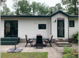 Ruim chalet op de Veluwe in Beekbergen op recreatiepark Topparken met vrije tuin en eigen parkeerplaats, hotel v destinácii Beekbergen