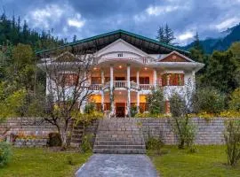 StayVista at The Lama House with huge lawn and valley view