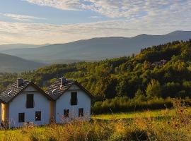 Domki Na Skale z widokiem na panoramę Karkonoszy, шале у Шклярській Порембі