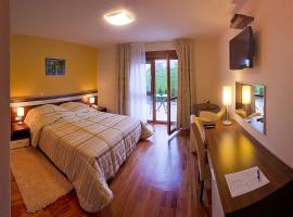 Deluxe Hotel with Swimming Pool, hotel en Rakovica