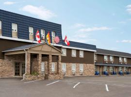 Fredericton में Days Inn by Wyndham Fredericton, पूल वाला होटल