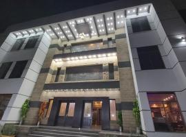 Royaute Luxury Hotel Sialkot, hotell i Sialkot