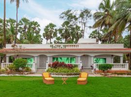 StayVista's Villa Bharat - Beachfront serenity with A spacious lawn, hôtel à Mumbai