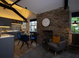 Spacious - Contemporary 2BR Apartment - Central Ambleside - Parking