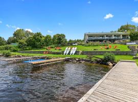 Baptiste Lake Lodge, khách sạn có bồn jacuzzi ở Harcourt