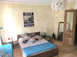 Great and light private room in the heart of Nice, pansion sa uslugom doručka u Nici