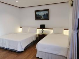 BaanBusarin Hotel, hotel em Hua Hin