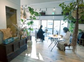 Atelier & Hostel Nagaisa-Ura, vandrarhem i Atami