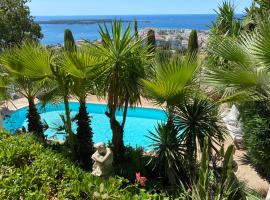 Somptuous exotic villa in Cannes, отель в Каннах