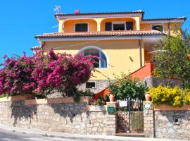 Villa le Bougainvillea – hotel w mieście La Maddalena