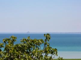 La Metairie-du-Vauhariot - Chambre Ou Lodge - Piscine Chauffée - Vue Mer et Mont Saint Michel - GR34: Cancale şehrinde bir otel