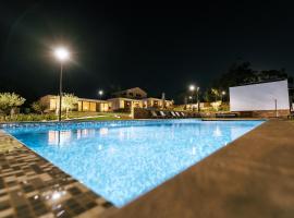 ALTO DA GARÇA - PRIME VILLAS & SPA: Nadadouro'da bir otel