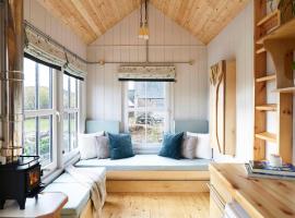 Aileen - Unique tiny house with wood fired roll top bath in heart of the Cairngorms, хотел в Балатър