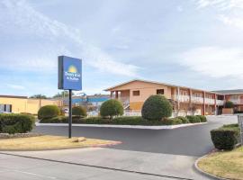 Days Inn & Suites by Wyndham Arlington Near Six Flags, hotel u gradu 'Arlington'