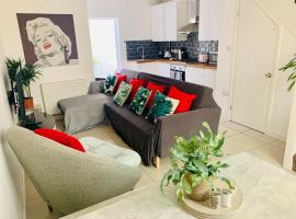 CENTRAL BRIGHTON nr the Train Station - Modern Townhouse with a Private Patio for Holidays, Contractors & Longer Stays, готель у місті Брайтон і Гоув