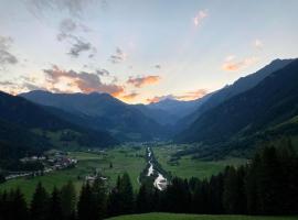 Schneiderhof, Chalet, Urlaub auf dem Bauernhof, lomamökki kohteessa Ridanna