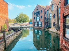 Riverside loft apartment, hotel em Newport