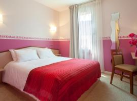 BRIT HOTEL Le Lion d'Or CHINON، فندق في شينون