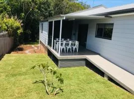 Sunnyside Retreat - Holiday Home - Walk to Nobbys or Flynns Beach , enjoy the sound of waves and birds