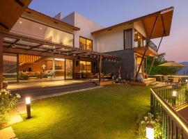 Soul Tree Villa 50 Super Luxury Villa with heated plunge pool and jacuzzi, hotel u gradu 'Lavasa'