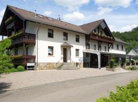 Restaurant - Pension Im Pfenn, hotel amb aparcament a Irrhausen