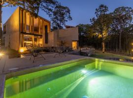 Cabaña de lujo moderna con Alberca climatizada Mazamitla bosque 1, hotel en Mazamitla