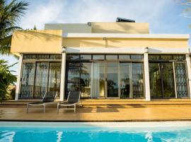 Villa Angelou - Sunlit Beach Getaway with Pool and WIFI, βίλα στο Belle Mare