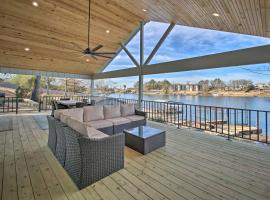 Waterfront Getaway with Dock on Lake Hamilton!, hôtel à Lake Hamilton