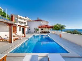 NEW! Seaview Villa MaToLi with heated 50sqm pool and 4 bedrooms, close to Split