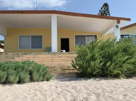 La Casa Amarilla Frente al Mar, hotel din Chelem