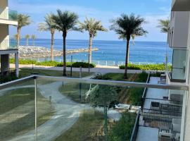 شقة فاخرة في فندق العنوان ريزدينس Two bedrooms apartment at address residences, хотел в Sharm