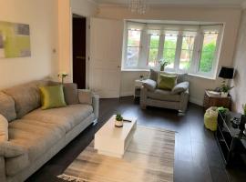 Spacious and amazing 4 bedroom detached house, hôtel à Manchester