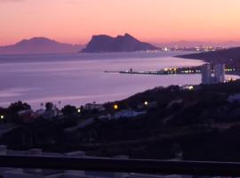 Manilva Townhouse with spectacular views of Gibraltar、マニルバのホテル