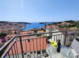 Brand new apt W balcony & perfect seaview at center, hótel í Hvar