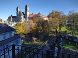 Apartment Meinradsberg mit Balkon, huoneisto kohteessa Einsiedeln