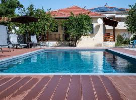 Elegant house by the sea with pool, hotel v destinácii Akráta