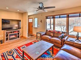 7984 Pet-Friendly Townhome with Grill!, hotel v mestu Salida