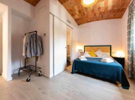 Newly renovated room w Pool & BikeParking, hotel a Girona